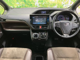 運転席まわりは前方の視界が広く、メーターや画面も視線を移しやすい位置にまとまっています。落ち着いた色合いのシートとゆとりある着座スペースで、毎日の移動も快適に過ごせます。