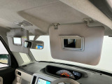 【サンバイザー】車内で身だしなみを整えるためのバニティミラーがセット。お化粧直しや髪型のチェックに活用できます。