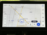 地図上に現在地と周辺の道路が表示され、目的地設定や検索に使える項目も並んでいます。画面内の案内を見ながら行き先を確認でき、日々の移動や初めての場所へのお出かけに役立ちます。
