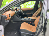 ドライバーの視界を妨げない、広々とした室内空間。操作性にも優れた、快適な運転環境です。