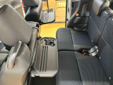 運転席と助手席にはシートバックテーブル完備!
