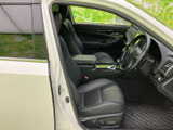 運転席まわりは前方を見渡しやすい視界で、シートには身体を預けやすい形状が見て取れます。落ち着いた色調の室内で、足元までまとまりのある空間に仕上がっています。