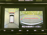 車両周囲を上から見た映像と後方映像を同時に確認でき、駐車時に周囲の位置関係を把握するのに役立ちます。画面上の目安線も表示され、車庫入れや狭い場所での駐車をサポート。周辺確認に活用できます。