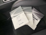 メンテナンスノート、取扱説明書ですね。 車の情報が凝縮されています。 車の整備記録が記載されている大事な物ですよ。