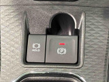 指先だけで簡単に操作が可能な電動パーキングブレーキを採用。「HOLD」スイッチを押すと、渋滞や信号待ちなどでブレーキペダルから足を離しても、ブレーキを保持するので安心です