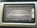後方確認をサポートするモニター画面は、安全な運転に貢献します。狭い場所での駐車や、後方からの接近車に注意できます。