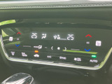 左右それぞれの温度表示や風向き、AUTOなどが並び、空調の設定を画面で確認できます。操作項目が集約されているため、季節や乗車人数に合わせた調整にも活用できます。