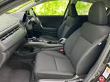 前席は視界を確保しやすい配置で、運転席から周囲を見渡しやすい印象です。座面と背もたれが身体を受け止め、足元にもゆとりがあり、日常の移動を快適に支えます。