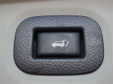 パワーバックドアを装備しています。バックドアを運転席からも開閉できます、便利ですよ。
