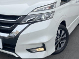 【LEDヘッドライト】悪天候や夜間走行時も良好な視界を確保し安心して運転できる高輝度LEDヘッドライトを装備!点灯速度が早く、消費電力も抑えられています。