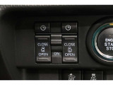 両側電動スライドドアはドアの直接操作以外にも運転席からのスイッチ操作やリモコン操作でも開閉が可能!狭い駐車場などでもドアの開閉が楽々・安心ですね!