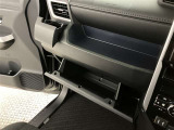 何かと便利なグローブボックス。メンテナンスノートや車検証、ちょっとしたメモと筆記用具等を入れておくとあればもしもの時にも便利ですね。