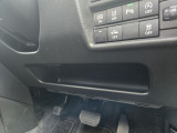 運転席の足元にも収納ポケットがあります。