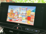 停車中に映像やテレビ番組を楽しめる画面を備え、休憩時間のひとときにも活用できます。見やすい位置に配置され、車内で過ごす時間の楽しみを広げてくれます。