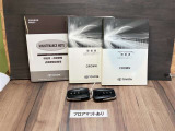 各種取扱説明書とメンテナンスノートとスマートキーが付いています。