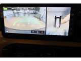 パノラミックビューモニター付きです。車両を上から見たような映像をディスプレイ画面上に表示。運転席からの目視だけでは見にくい、車両周辺の状況をリアルタイムでしっかり確認できます。