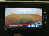 【バックカメラ】運転が苦手な方も車庫入れラクラクです!ギアをリバースに入れれば自動的に切り換わりますので、面倒な操作は不要です♪狭い駐車場もお車を傷つけず安心ですね!