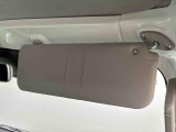 運転席・助手席サンバイザー。眩しい日差しをシャットアウト!運転席側にはチケットフォルダー付き