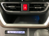 【ワイヤレス充電機能Qi(チー)】 対応したスマホなどをトレイに置くだけで充電が可能です。