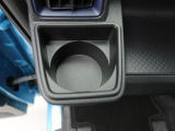 カップホルダーは運転席や助手席からちょうど手の届く位置です!!