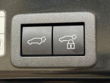 【パワーバックドア】スマートキーや運転席のボタンを押すだけでリアゲートが自動で開閉します!荷物を持っている時や、高い位置にあるバックドアを閉める際に便利な機能です♪