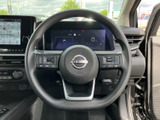 握りやすいステアリングは、運転操作を快適にします。オーディオやハンズフリー通話のスイッチも付いており、運転中でも安全に操作できます。
