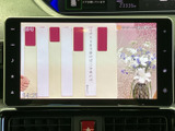 大きく表示される画面で映像コンテンツを楽しめます。運転中は前方への注意を優先し、停車中や同乗者の利用など、場面に合わせて便利に活用できる装備です。