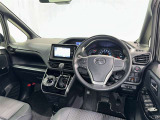 運転席まわりです。 各操作スイッチは使いやすい位置に配置されてます。