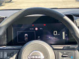 速度やシフト位置、時刻などの情報がまとまって表示され、運転中に必要な内容を確認しやすい配置です。画面表示で車両の情報を把握でき、視線の移動を抑えながら状況を確認できます。