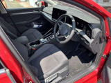 運転席ドアを開けた状態です。シートやインテリアなど、乗り込む際の雰囲気もご確認いただけます。