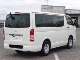 明るく広々、落ち着いた店内では、中古車のご検討・ご購入のほか、携帯電話(au)の購入等、様々なご相談に幅広く応えていきます♪