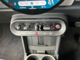 エンジンスタート/ストップのトグルスイッチやシフトギア、パーキングボタンなどは、センターパネル下に集約されています!