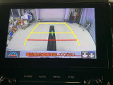 ディスプレイに後方の視界を表示し、車庫入れをサポート「距離目安線」「車幅延長線」およびステアリング操作に連動する「予想進路線」を画面に表示します。※必ず車両周辺の安全を直接確認してください。