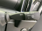 操作しやすい位置に配置されたウインカーレバー。オート機能も備え、安全な運転をサポートします。直感的に操作できる設計です。