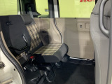 後席をはね上げれば、「もうひとつの荷室」が生まれます。