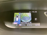 周囲の映像と車両の向きを確認できる表示を備え、駐車時に車の位置関係を把握するのに役立ちます。画面上の目安線も確認しながら、周囲に注意を払って車庫入れや切り返しを行えます。