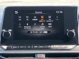 AM・FMに加え、USBやBluetoothなど複数の音源が画面に表示されています。使いたい接続方法を選びやすく、普段お使いの機器やメディアに合わせて車内の音楽を楽しめる便利な装備です。