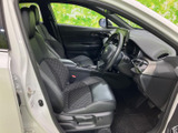 前席は視界が広く、運転席まわりを見渡しやすい配置です。身体を支えるシート形状で落ち着いて座れ、ドアを開けた際も足元まで確認しやすく乗り降りもスムーズです。