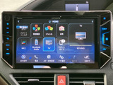 ホーム画面にナビやオーディオ、テレビなどの項目が並び、使いたい機能を選びやすい表示です。複数のメニューをひと目で確認でき、日常の操作を迷いにくくサポートします。
