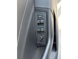 運転席ドアにはパワーウインドーやドアミラー調整などのスイッチを集約。手元で各機能を操作できます。