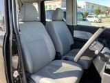 明るい色合いのシートと大きな窓で、運転席まわりは開放感のある空間です。座面と背もたれにゆとりがあり、前席で過ごす時間も落ち着いてお過ごしいただけます。