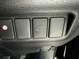 電動式バックドアです。 荷物を持ったままでもボタン一つで自動的に開け閉めできるので便利ですよ。 挟み込み防止機能も付いていますのでお子様の手や荷物を挟み込むのを防いでくれますよ。