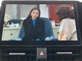 画面にはテレビ番組が表示され、停車中に映像やテレビを視聴できます。待ち時間などにお好みの番組を楽しめる装備で、画面の大きさもあり映像を確認しやすいのが魅力です。