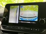 後方確認をサポートするモニター画面。駐車時の安全性を高め、狭い場所でもスムーズな操作を可能にします。運転に自信がない方にもおすすめです。