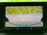 後方の状況を安全に確認できるバックモニター。狭い場所での駐車や車庫入れも、より安心して行えます。運転初心者の方にもおすすめです。