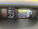 後方の映像と周囲を示す表示を確認でき、駐車時の安全確認をサポートします。車両周辺に注意を向けながら、画面のガイドも参考にして後退できます。