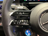 ステアリングから手を放さず、コックピット画面の操作や、追従型オートクルーズの操作が簡単に可能。