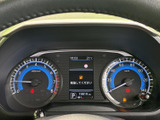 視認性の高いメーター類が、運転に必要な情報を的確に伝えます。運転状況が一目でわかる、機能的なデザインです。
