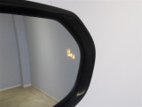 隣の車線を走る車を検知し後側方からの車や急接近してくる車をドアミラーのインジケーターを点灯させることで知らせてくれます。
