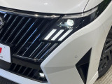【LEDヘッドライト】悪天候や夜間走行時も良好な視界を確保し安心して運転できる高輝度LEDヘッドライトを装備!点灯速度が早く、消費電力も抑えられています。